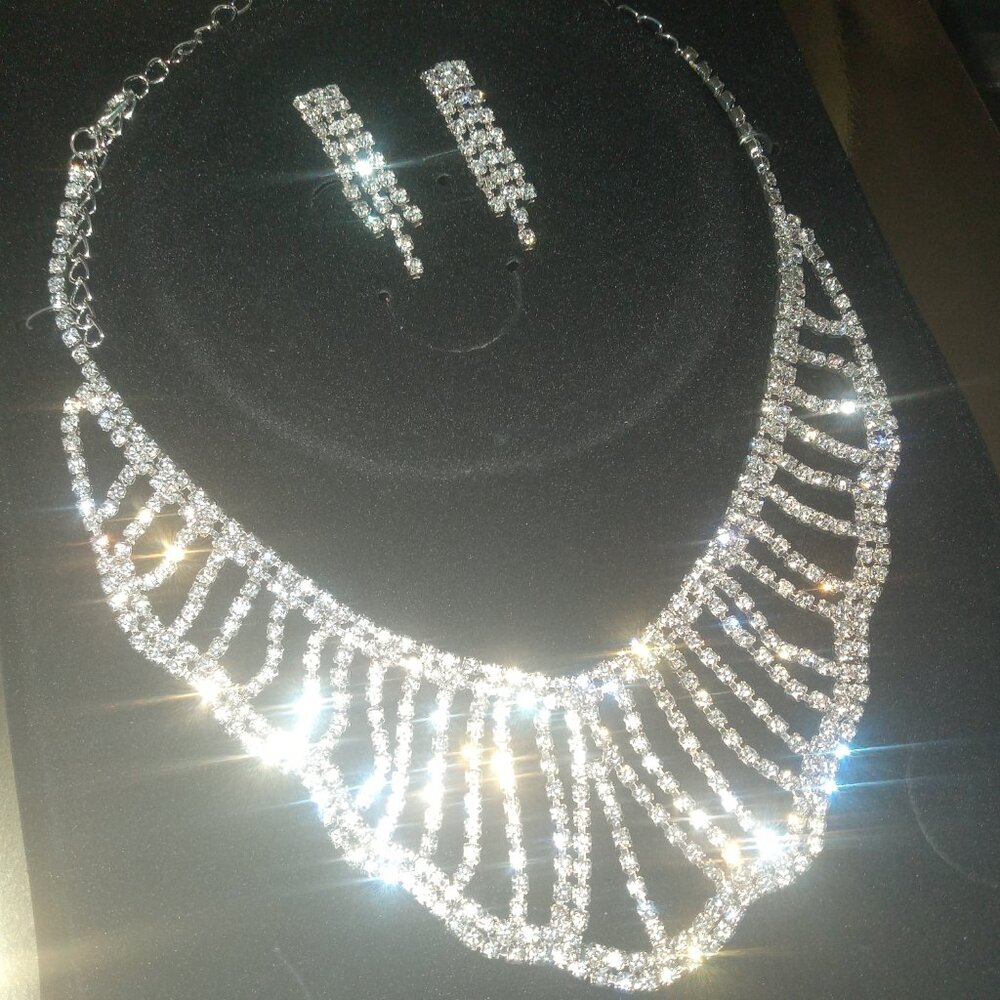 SPARKLING RHINESTONE  GLAMOROUS  CHOKER STYLE NECKLACE